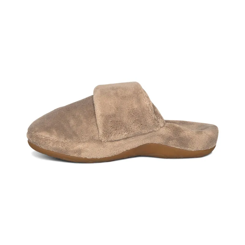 WOMEN'S AETREX MANDY CLOSED TOE SLIPPER | COFFEE